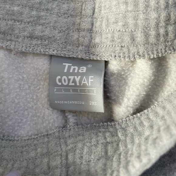 TNA perfect 2” sweatshorts - Picture 4 of 5